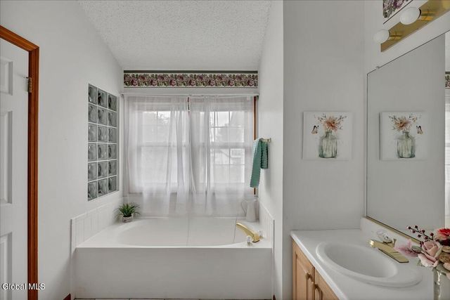 26 Malibu Hill, East Greenbush, NY 12144