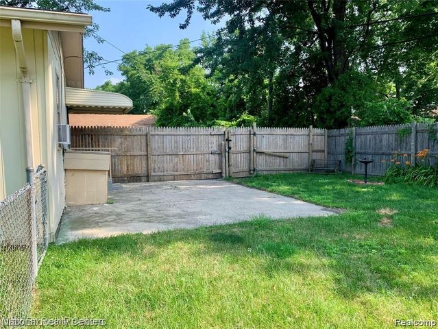 1955 Maddy Lane, Keego Harbor, MI 48320