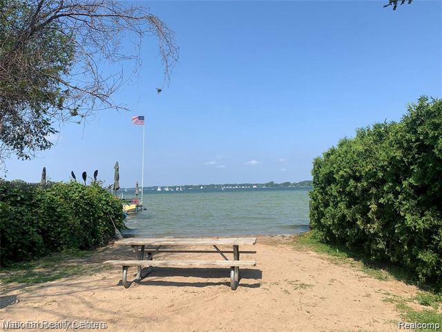 1955 Maddy Lane, Keego Harbor, MI 48320