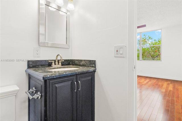 117 Royal Park Dr 3H, Oakland Park, FL 33309