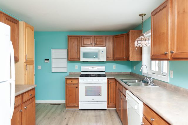 27 Bowes Circle, Hudson, NH 03051