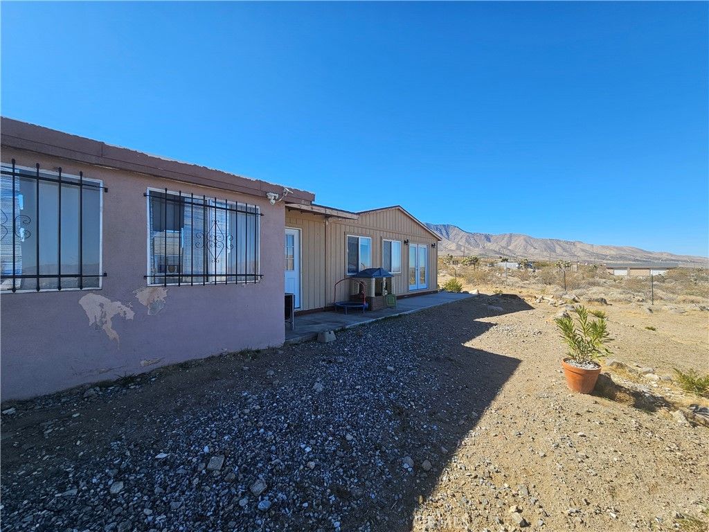 Image 2 of property listing at 31940 Zircon Road, Lucerne Valley, CA 92356