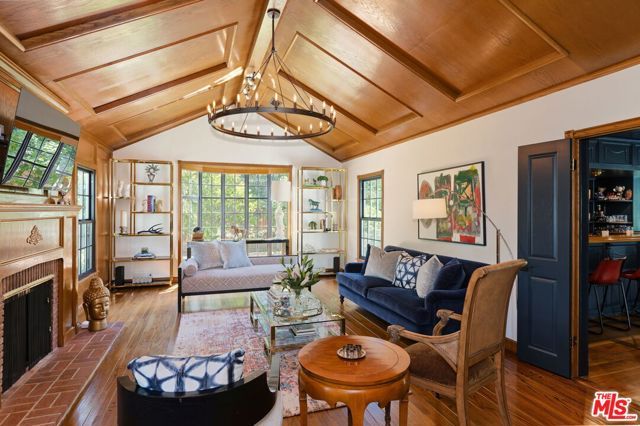 1752 Riverside Drive, Glendale, CA 91201