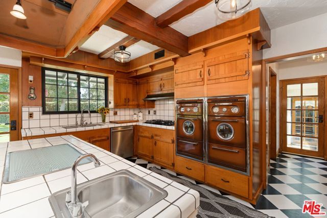 1752 Riverside Drive, Glendale, CA 91201