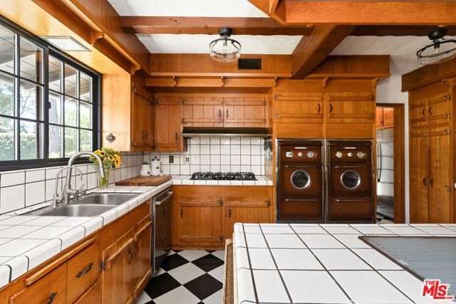 1752 Riverside Drive, Glendale, CA 91201