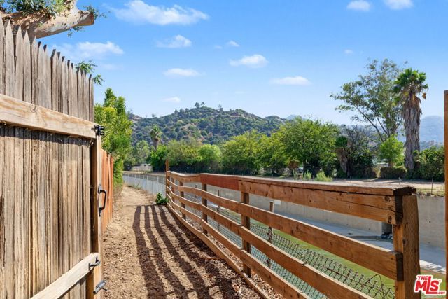 1752 Riverside Drive, Glendale, CA 91201