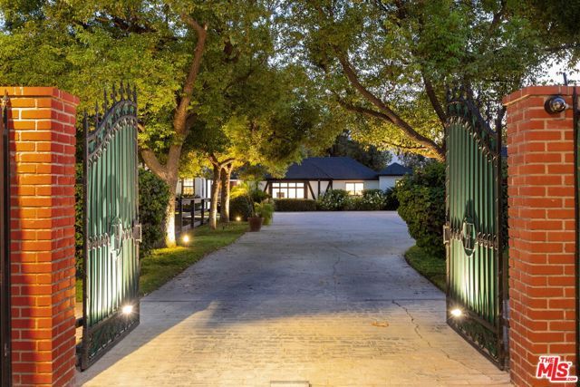 1752 Riverside Drive, Glendale, CA 91201