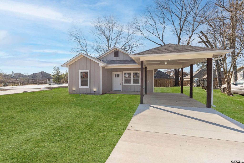 240 Elm St, Winona, TX 75792