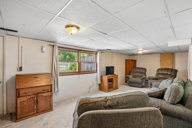 2501 Pleasant Street, West Des Moines, IA 50266