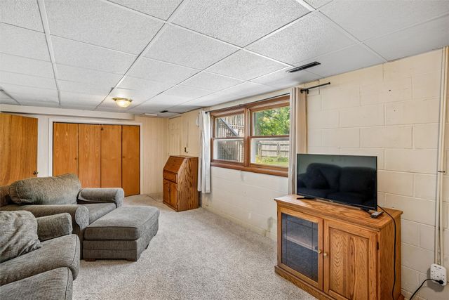 2501 Pleasant Street, West Des Moines, IA 50266