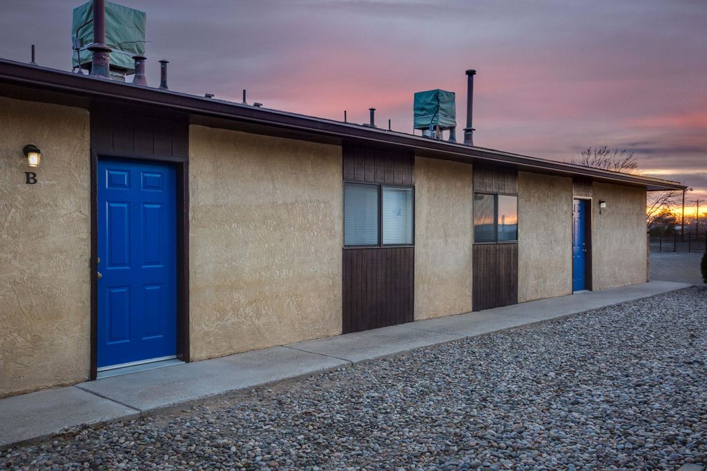 Image 4 of property listing at 3400 Wellesley Drive NE, Albuquerque, NM 87107