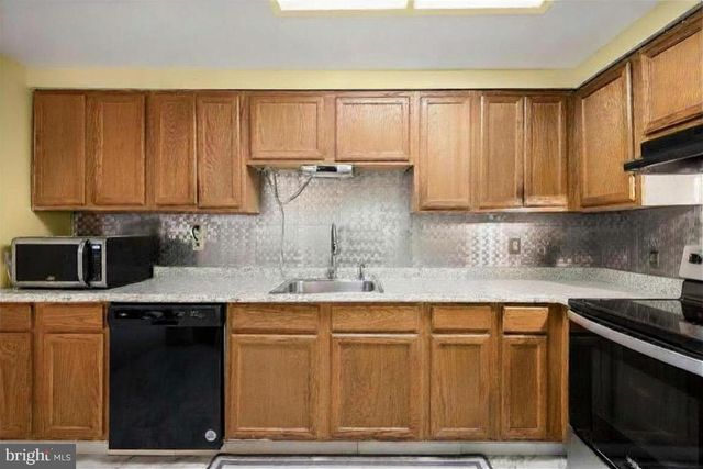 2 VERNON CT, Sicklerville, NJ 08081