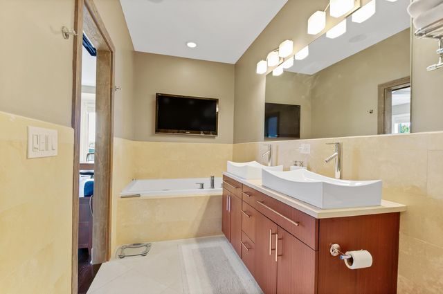 1500 W HURON Street C, Chicago, IL 60642