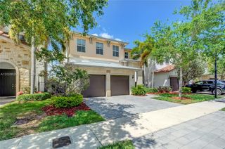 10555 NW 69th Ter, Doral, FL 33178