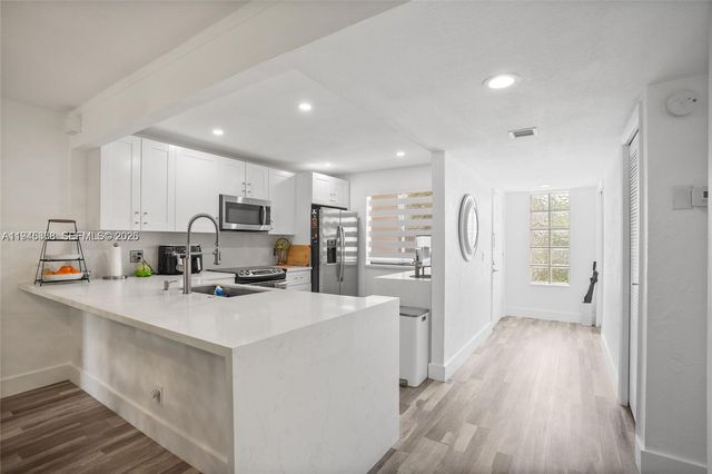 380 Racquet Club Rd 204, Weston, FL 33326