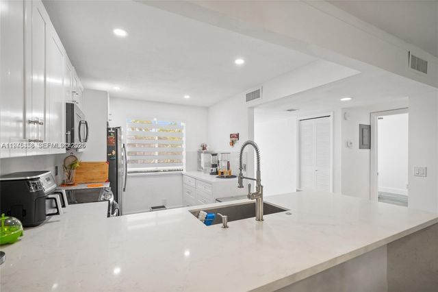 380 Racquet Club Rd 204, Weston, FL 33326