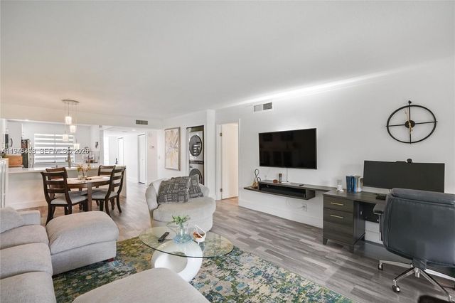 380 Racquet Club Rd 204, Weston, FL 33326