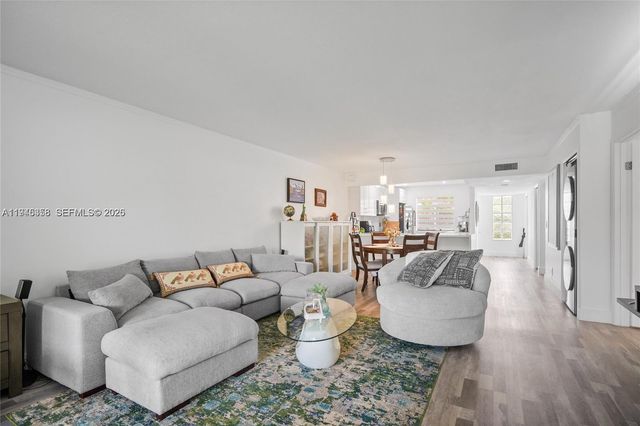 380 Racquet Club Rd 204, Weston, FL 33326