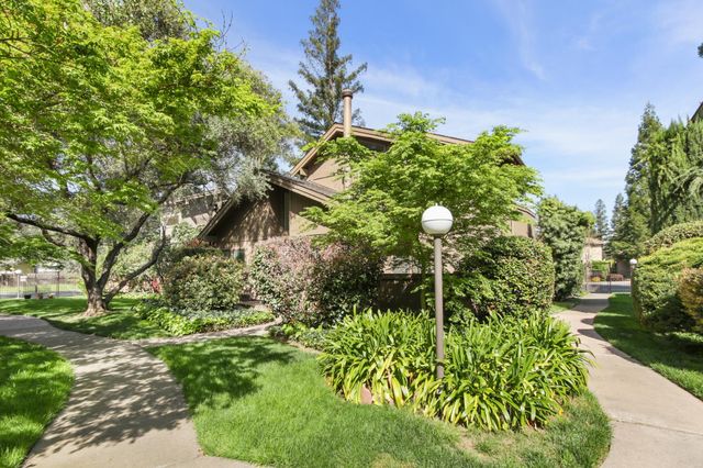 5902 Oak Ave, Carmichael, CA 95608