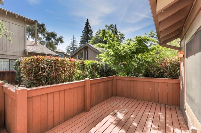 5902 Oak Ave, Carmichael, CA 95608