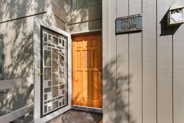 5902 Oak Ave, Carmichael, CA 95608