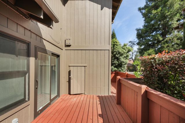 5902 Oak Ave, Carmichael, CA 95608