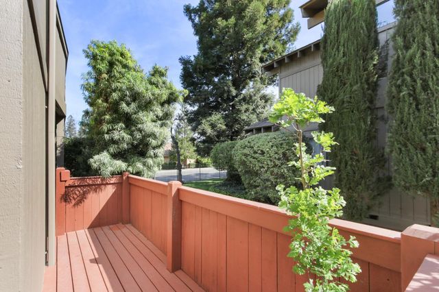 5902 Oak Ave, Carmichael, CA 95608