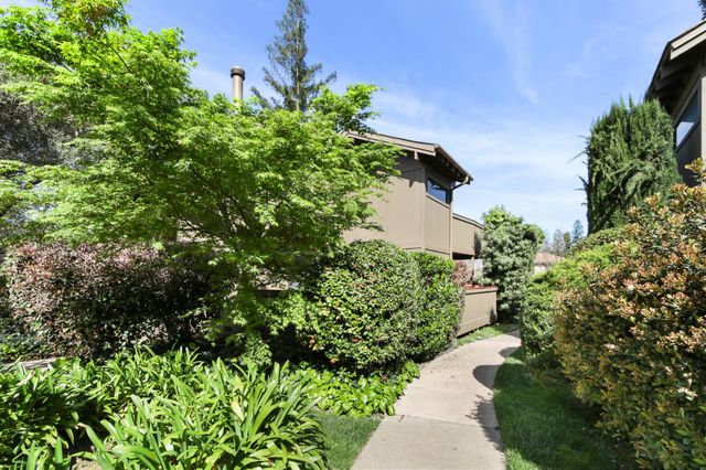 5902 Oak Ave, Carmichael, CA 95608