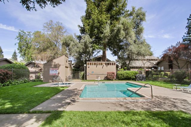 5902 Oak Ave, Carmichael, CA 95608