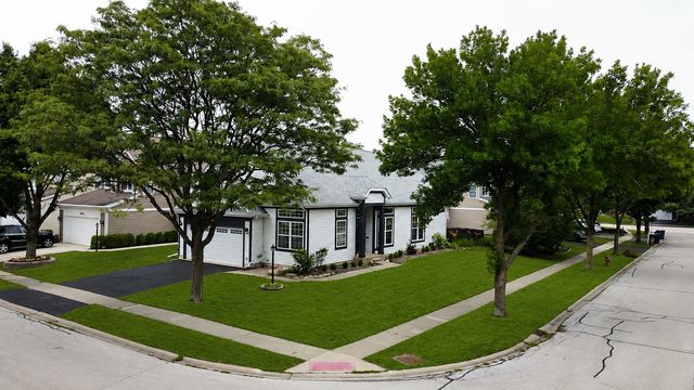 1601 Newgate Court, Gurnee, IL 60031