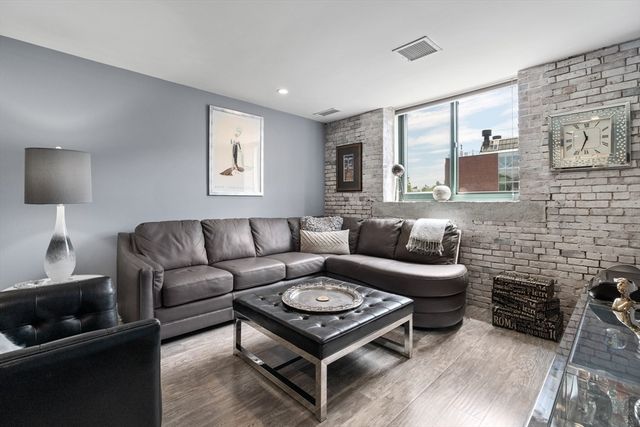 42 8th 2306, Boston, MA 02129