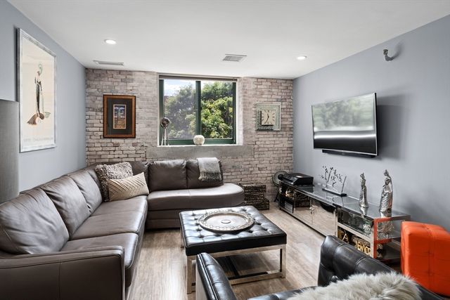 42 8th 2306, Boston, MA 02129