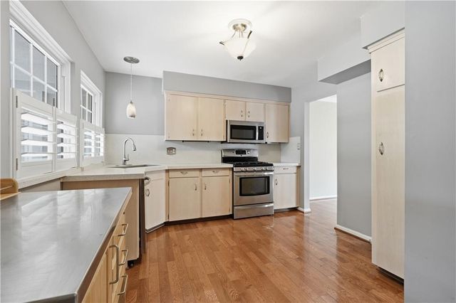 7709 W 102nd Street, Overland Park, KS 66212