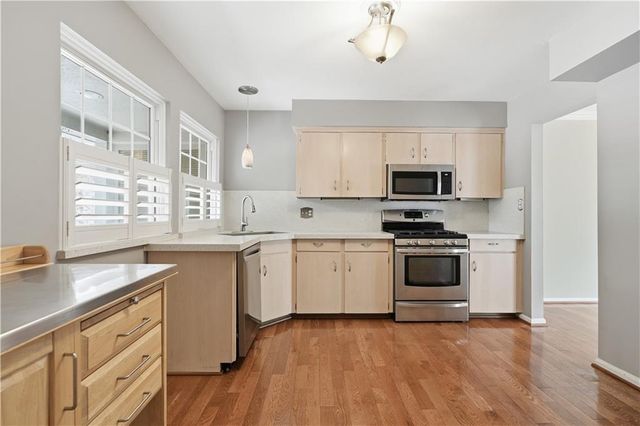 7709 W 102nd Street, Overland Park, KS 66212