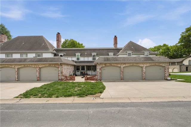 7709 W 102nd Street, Overland Park, KS 66212