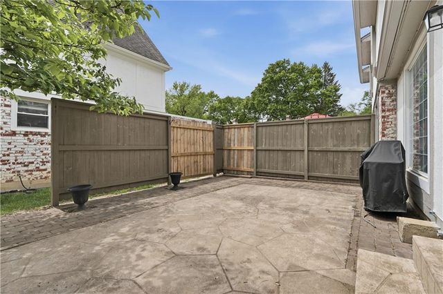 7709 W 102nd Street, Overland Park, KS 66212