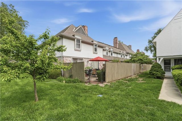 7709 W 102nd Street, Overland Park, KS 66212