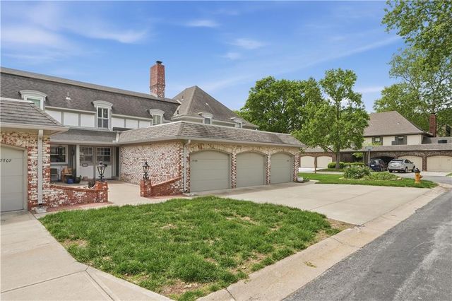 7709 W 102nd Street, Overland Park, KS 66212