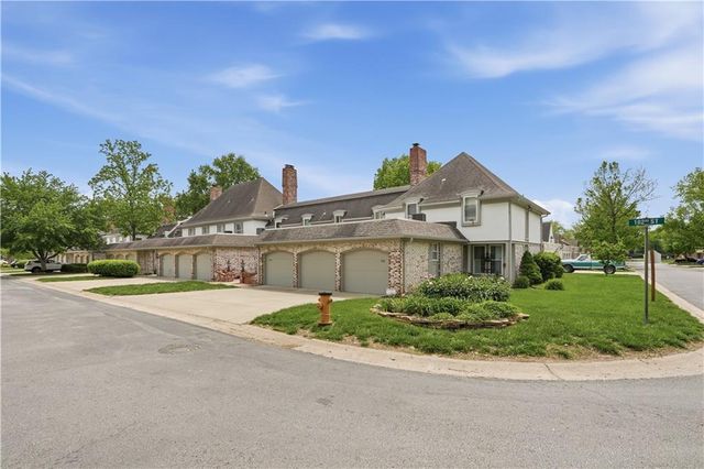 7709 W 102nd Street, Overland Park, KS 66212
