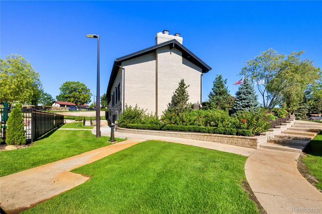 230 E MacGregor Court, Highland Charter Township, MI 48357