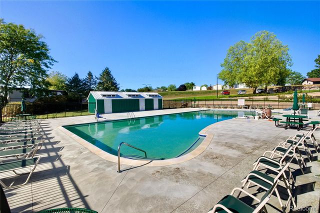 230 E MacGregor Court, Highland Charter Township, MI 48357