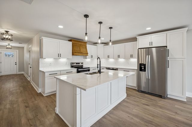 14 Dr James Fisher Cir, Lebanon, TN 37087