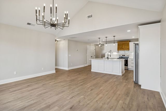 14 Dr James Fisher Cir, Lebanon, TN 37087