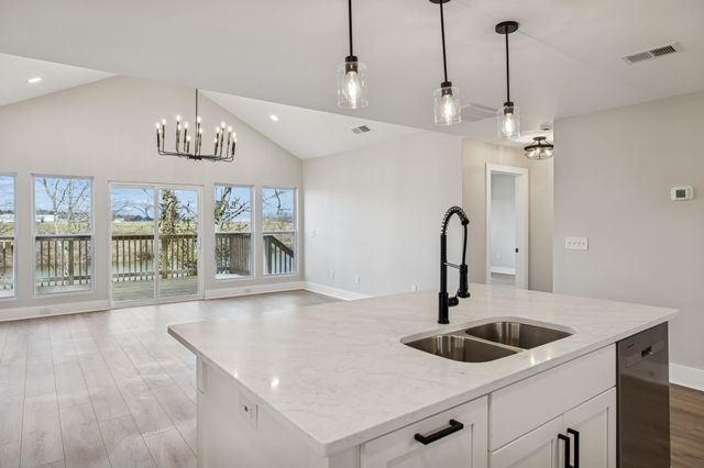 14 Dr James Fisher Cir, Lebanon, TN 37087