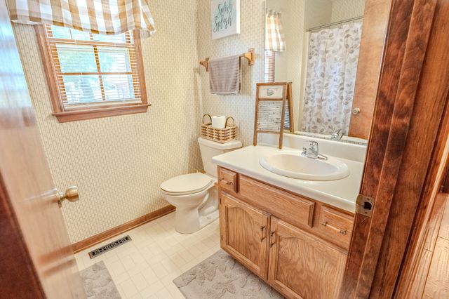 6 Hawthorne Dr, Lawrenceburg, TN 38464