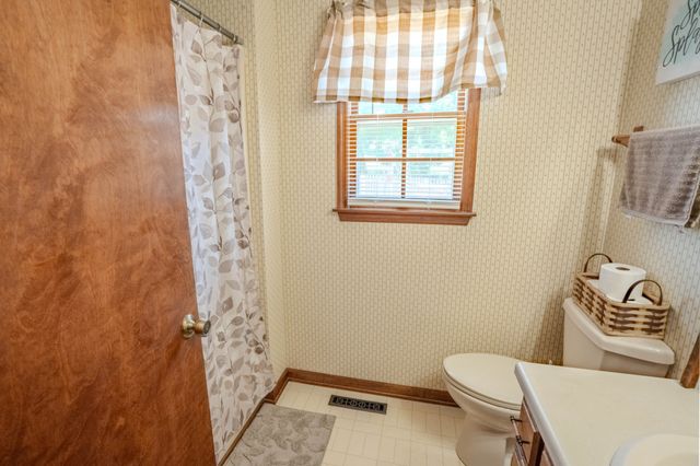 6 Hawthorne Dr, Lawrenceburg, TN 38464