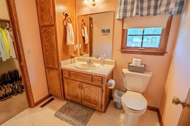 6 Hawthorne Dr, Lawrenceburg, TN 38464