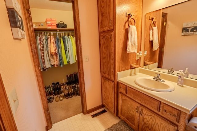 6 Hawthorne Dr, Lawrenceburg, TN 38464