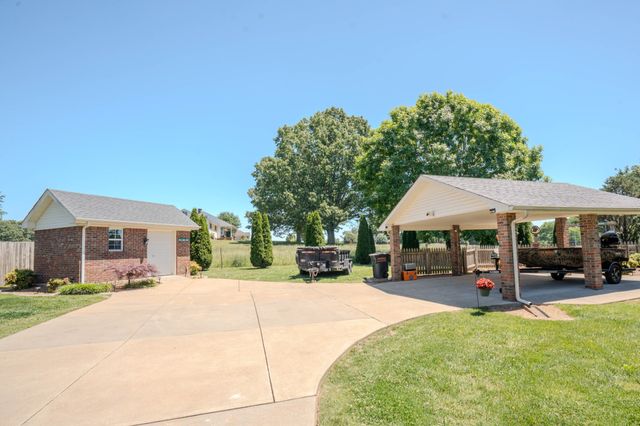 6 Hawthorne Dr, Lawrenceburg, TN 38464