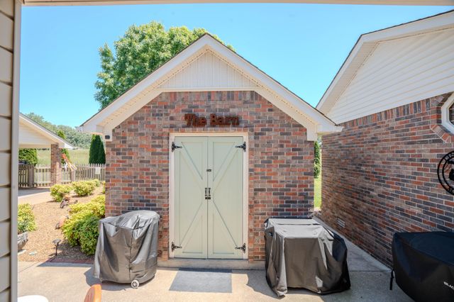 6 Hawthorne Dr, Lawrenceburg, TN 38464